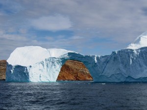 Postal: Iceberg con un arco