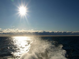 Postal: Estela de un barco en un día soleado