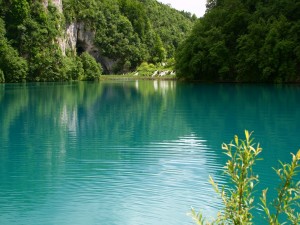 Un lago de aguas verdes