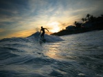 Surfeando al amanecer