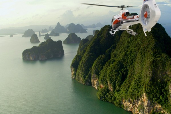 Helicóptero volando por un bello paisaje