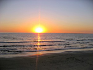 Postal: Espléndido amanecer en una playa