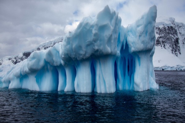 Iceberg junto a la costa