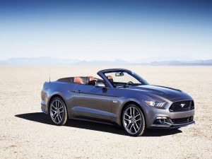 Ford Mustang convertible en un paisaje desértico