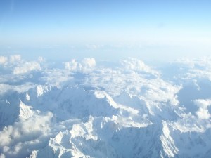 Postal: Vista aérea de unas grandes montañas blancas