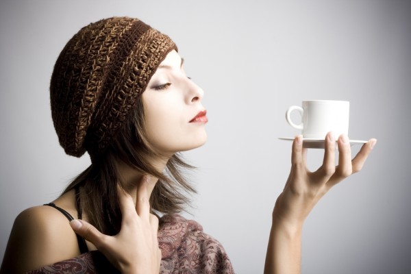 Mujer observando una taza de café