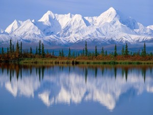 Postal: Hermosas montañas blancas reflejadas en un lago