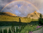 Gran arcoíris tras las montañas