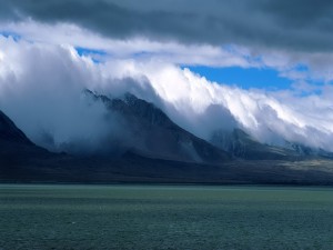 Postal: Nubes espesas sobre las montañas