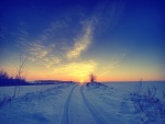 Sol en el horizonte de un paisaje nevado