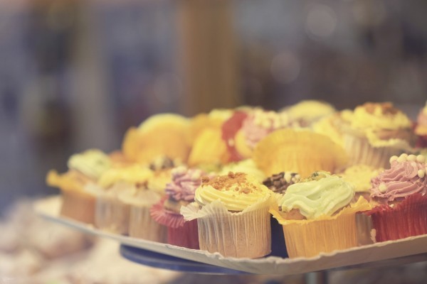 Deliciosos cupcakes en cápsulas de colores