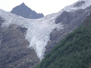 Glaciar en la ladera de una montaña