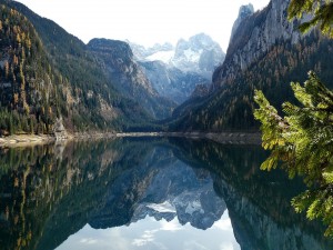 Montañas reflejadas en la quietud de un lago