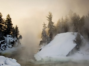 Postal: Nieve y niebla junto a un río