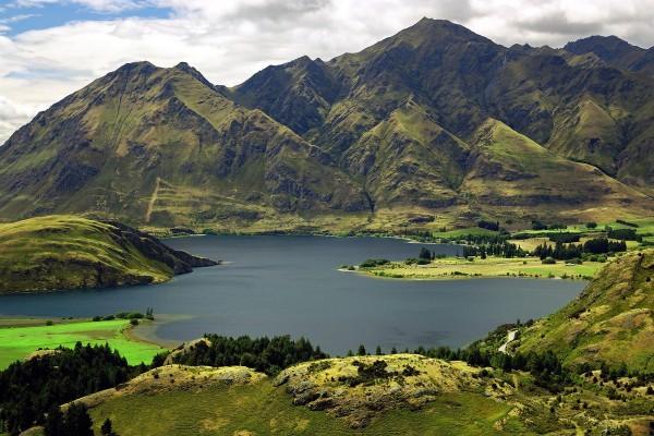 Lago rodeado por montañas verdes