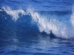 Pequeña ola en el mar azul
