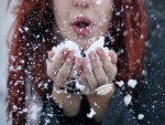 Mujer con nieve en sus manos