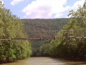 Postal: Puente colgante sobre un río