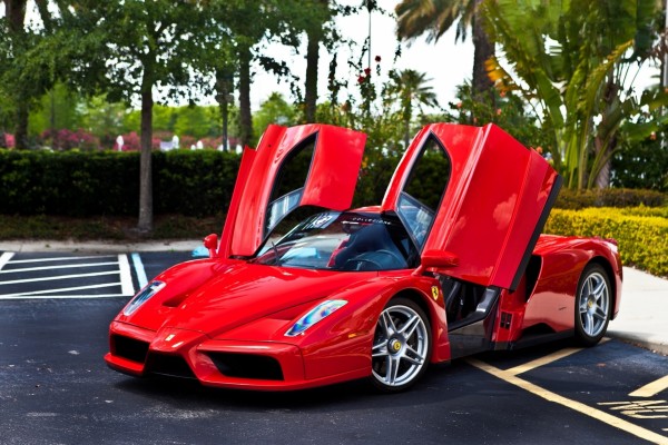 Ferrari con las puertas abiertas