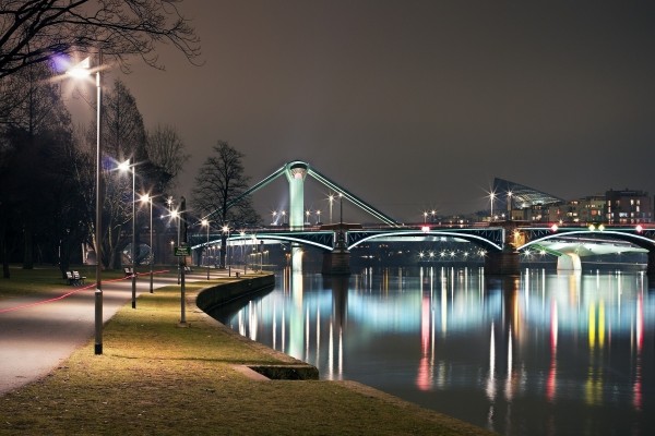 Puente iluminado sobre un río
