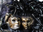 Mujeres tras unas máscaras de carnaval de Venecia