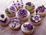 Unos bonitos cupcakes decorados con flores de color lila y púrpura