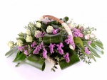 Arreglo floral con eustomas y rosas en una cesta