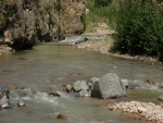 Piedras y rocas en el cauce de un río