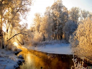 Postal: El sol calentando las frías aguas de un río