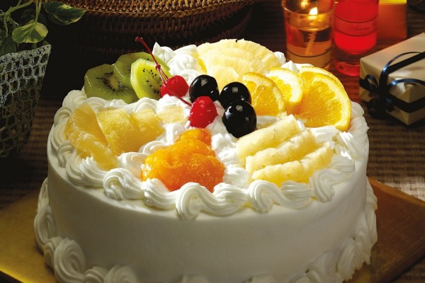 Una rica tarta decorada con merengue y frutas