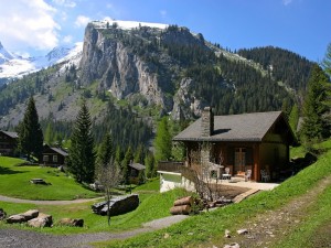 Cabaña de madera en un paisaje primaveral de los Alpes
