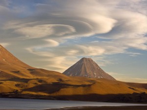 Remolinos de nubes sobre un volcán de Chile