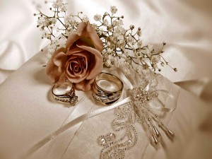 Postal: Ramillete de flores junto a un par de anillos