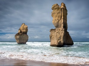 Postal: Grandes rocas en una zona costera