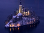 Iglesia de la isla de Bled en invierno (Lago Bled, Eslovenia)