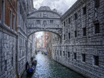 Góndolas en un estrecho canal de Venecia