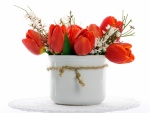 Tulipanes rojos en un florero