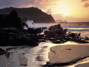 Postal: Olas rompiendo contra las rocas de una playa