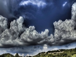 Postal: Nubes tormentosas en el cielo