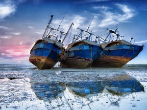 Postal: Tres barcos abandonados