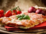 Una porción de pizza italiana