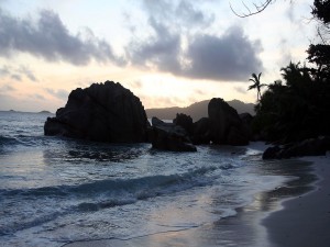 Postal: Pequeña playa vista al amanecer