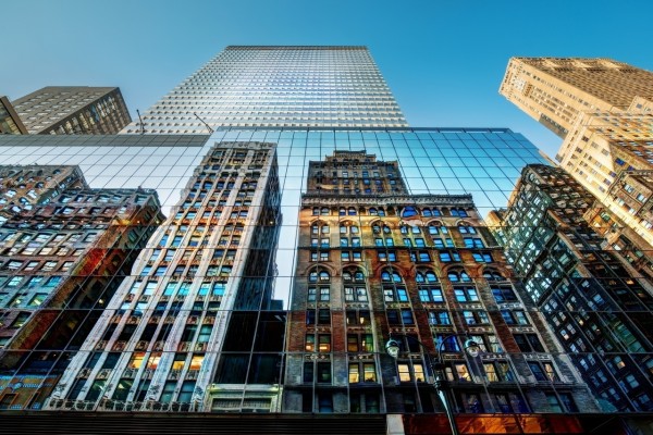 Edificios reflejados en las ventanas de un edificio de Nueva York