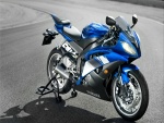 Moto Yamaha YZF- R6 en color azul