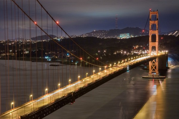 Gran puente iluminado al anochecer