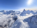 El sol brillando sobre los Alpes peninos
