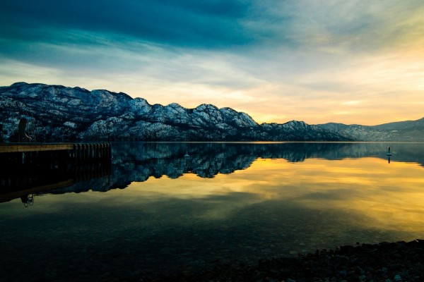 El sol del amanecer reflejado en un lago