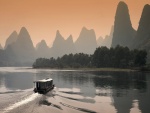 Embarcación navegando junto a las montañas Guilin (China)