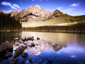 Postal: Nubes sobre las montañas y el lago