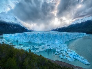 Gran glaciar sobre el agua